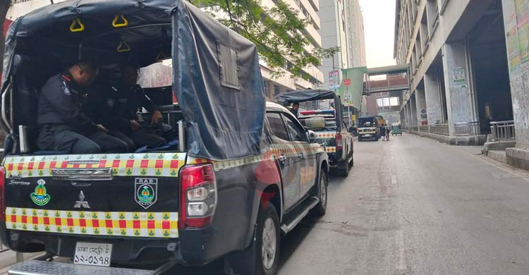 ঢাকায় নিরাপত্তা জোরদার, সতর্ক অবস্থানে পুলিশ-র্যাব-সেনা