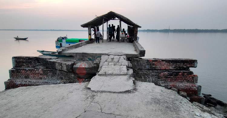 নদীর পাড় যেন মৃত্যুকূপ, নৌকায় উঠতে &lsquo;সার্কাস&rsquo;