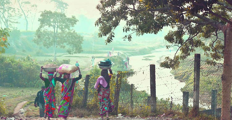 কেমন আছে চায়ের শহরে রেল স্টেশনে থাকা মানুষগুলো