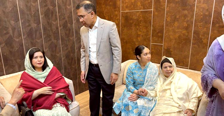 ১৭ বছরের নির্বাসন শেষে দেশে প্রত্যাবর্তন