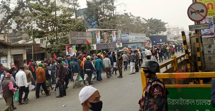 রাস্তায় রাস্তায় পুলিশ-বিজিবি-সেনাবাহিনী, নিরাপত্তায় মোড়ানো ঢাকা