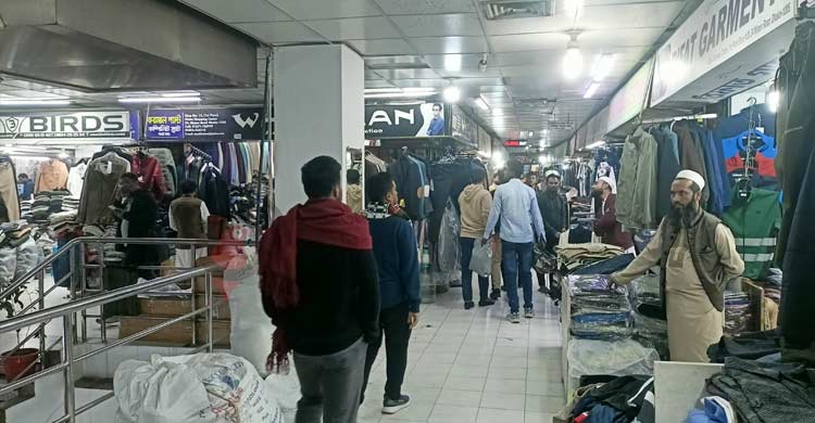 তীব্র শীতে নিউমার্কেটে জমে উঠেছে গরম কাপড়ের বাজার