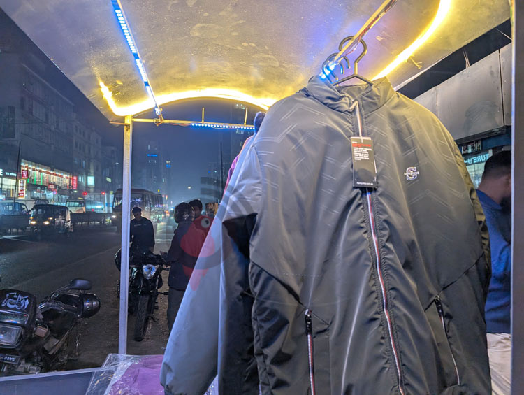 ফুটপাতে শীতের কাপড়ের বিক্রি বেশি, দামও চড়া