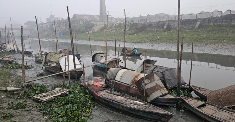 তীর্থের কাকের মতো গরম কাপড়ের অপেক্ষায় বেদে পল্লির বাসিন্দারা