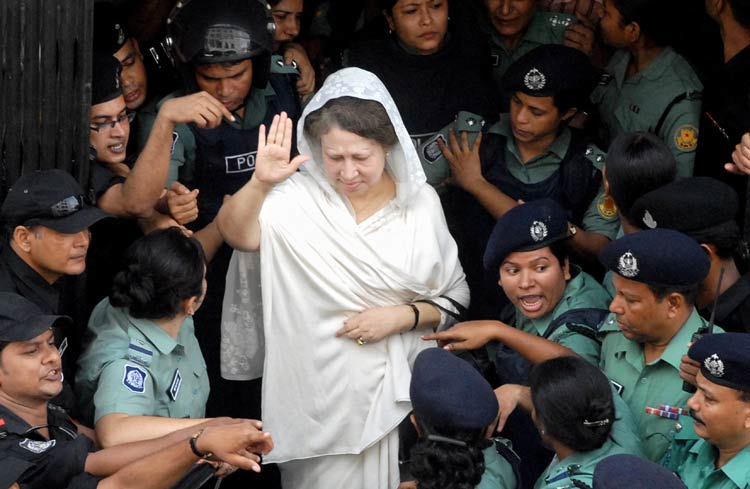 রাজনীতিতে অনিচ্ছুক খালেদা জিয়া যেভাবে বিএনপির হাল ধরেন