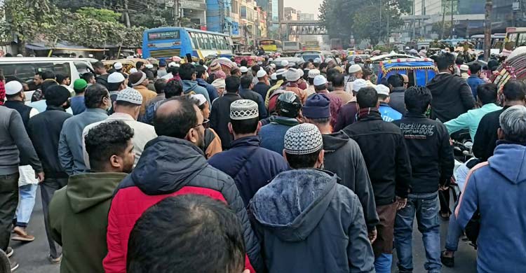 জানাজা শেষে হেঁটে গন্তব্যে ফিরছেন মানুষ