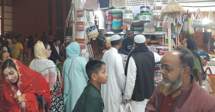 পাটজাত দেশি পণ্য কিনতে জেডিপিসি প্যাভিলিয়নে ভিড়