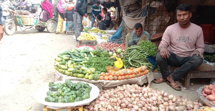 রাজশাহীর বাজারে কাঁচামরিচের ঝাঁজ, পেঁয়াজের দামে স্বস্তি