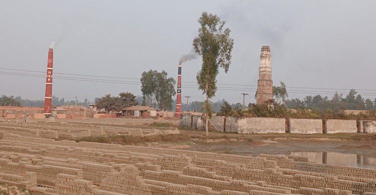১০৮ ইটভাটার ৭০টিই অবৈধ, ধোঁয়া-ছাইয়ে বিপন্ন জনজীবন