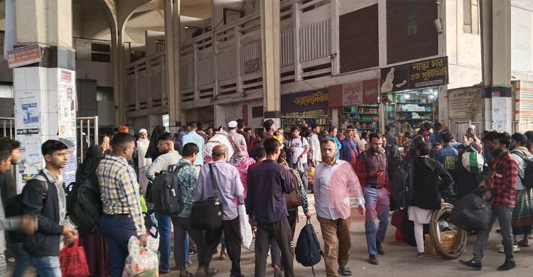 ভোটের টানে গ্রামের পথে ছুটছে মানুষ