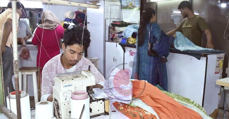 দর্জি দোকানে ভিড়, মজুরি বেড়ে দ্বিগুণ
