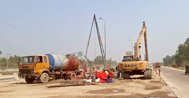৩ বছরেও শেষ হয়নি চার লেনে উন্নীতকরণের কাজ, ঈদে যানজটের শঙ্কা