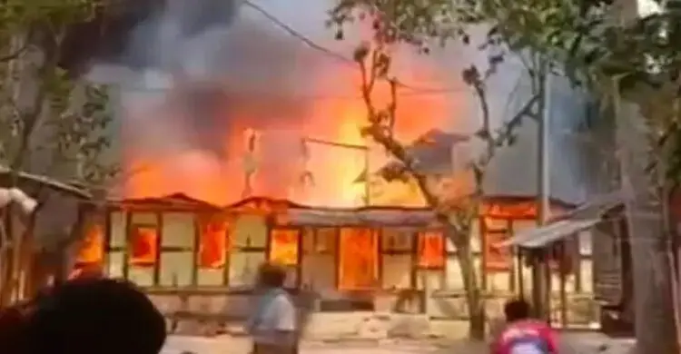 মাদকের টাকার জন্য নিজের বসতঘরে আগুন, যুবক আটক