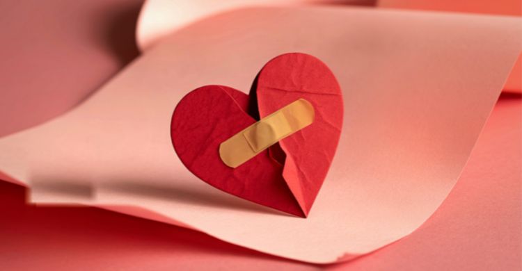 ব্যর্থ সম্পর্কের বোঝা পিছে ফেলে এগিয়ে যাওয়ার দিন আজ