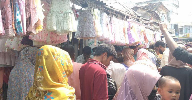 সাধ্যের মধ্যে ঈদের আনন্দ খুঁজছে মানুষ