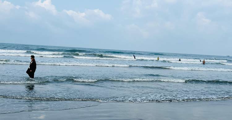 ঈদের ছুটিতে ঝিমিয়ে পড়া কক্সবাজারে প্রাণ ফেরার অপেক্ষা