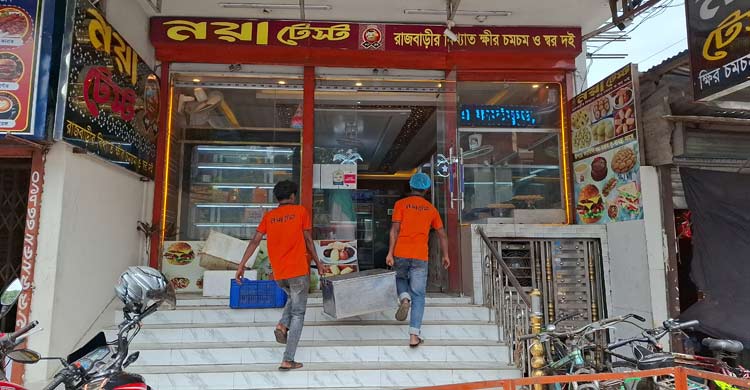 ঈদের আগে রাজবাড়ীতে দোকানে মিষ্টি মজুতের ধুম