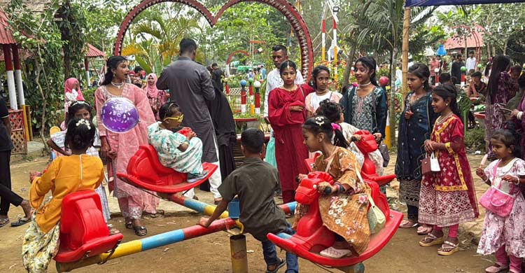 ঈদের প্রথম দিনেই পর্যটকদের পদভারে মুখর খাগড়াছড়ির বিনোদন কেন্দ্র