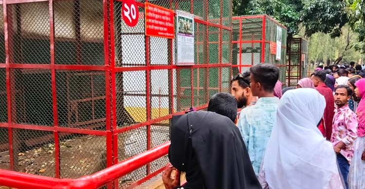 গুঁড়ি গুঁড়ি বৃষ্টিতেও বিনোদন কেন্দ্রগুলোতে মানুষের ঢল