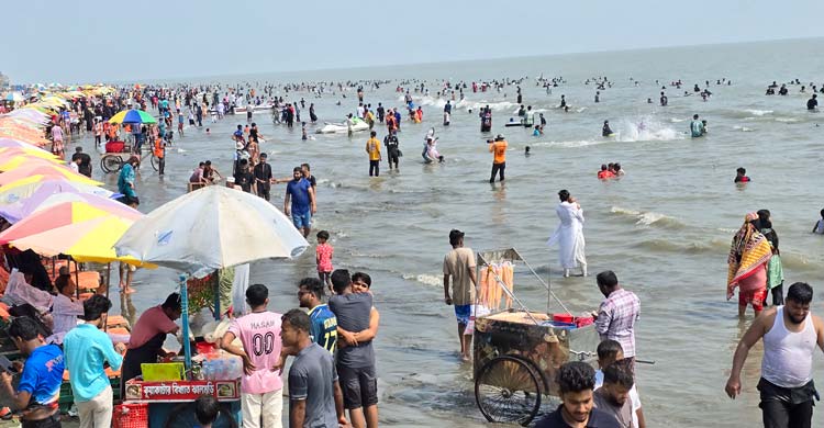 পর্যটকে মুখর কুয়াকাটা সৈকত