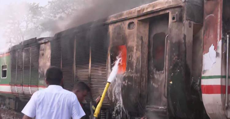 ঢাকাগামী &lsquo;চট্টলা এক্সপ্রেস&rsquo; ট্রেনে আগুন, নিয়ন্ত্রণের চেষ্টা