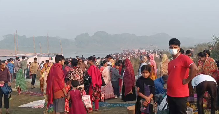 হোসেনপুরে ব্রহ্মপুত্র নদে অষ্টমী স্নানে পুণ্যার্থীদের ঢল