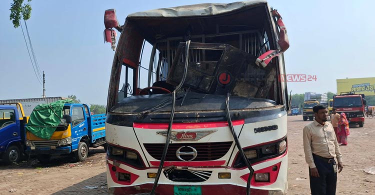 পদ্মায় বাসডুবি