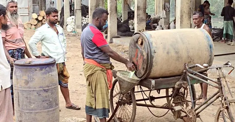 সিন্ডিকেটের জালে জেলেদের ডিজেল