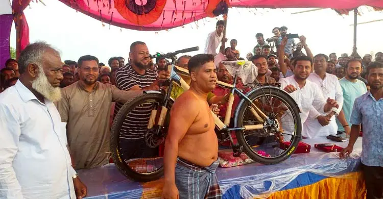 মিরসরাইয়ে বলী খেলা দেখতে মানুষের ঢল