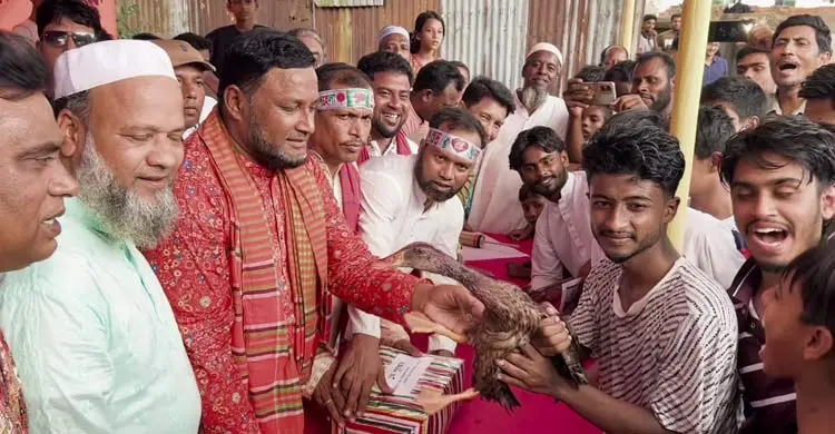 হাঁস ধরা প্রতিযোগিতা দেখতে মানুষের ঢল
