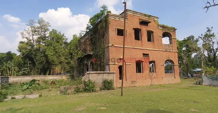 রেলের ঝুঁকিপূর্ণ ভবনে ‘ভূতুড়ে নগরী’ হয়ে উঠেছে লালমনিরহাট