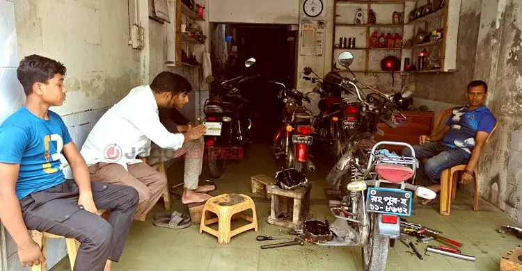 জ্বালানি সংকটে মোটরসাইকেল মেকারদের জীবিকায় টান