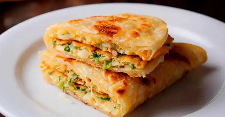 বাড়িতেই তৈরি করুন স্ট্রিট ফুড স্টাইলের ডিম পরোটা