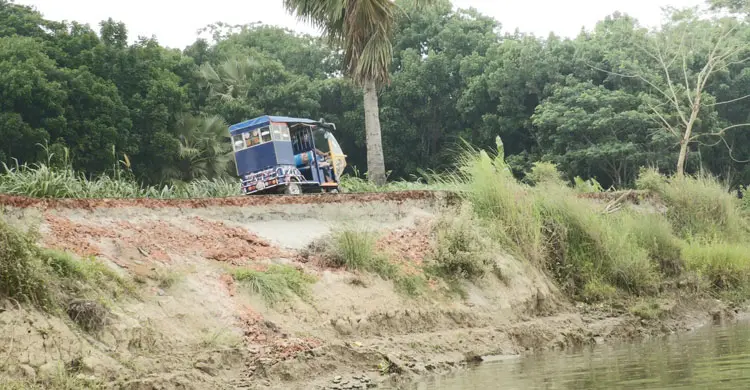 অবৈধভাবে বালু উত্তোলন, ভাঙতে ভাঙতে নিশ্চিহ্নের পথে সড়ক