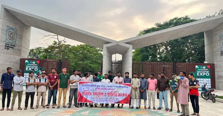 চট্টগ্রামের ঘটনার প্রতিবাদে বেরোবিতে জুলাই গ্রাফিতি অঙ্কন