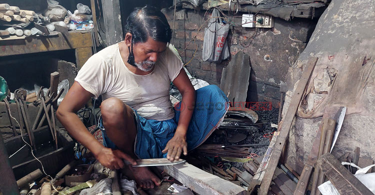 শেষ মুহূর্তে চাপাতি-চাকু-ছুরি কেনার ধুম