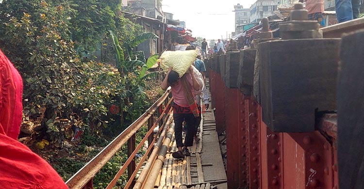শতবর্ষী রেলসেতুতে ঝুঁকির ভার