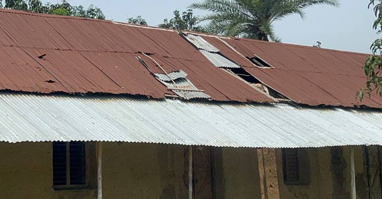 মাটির দেওয়াল-ভাঙা ছাউনি, তবুও শেষ বরাদ্দের টাকা