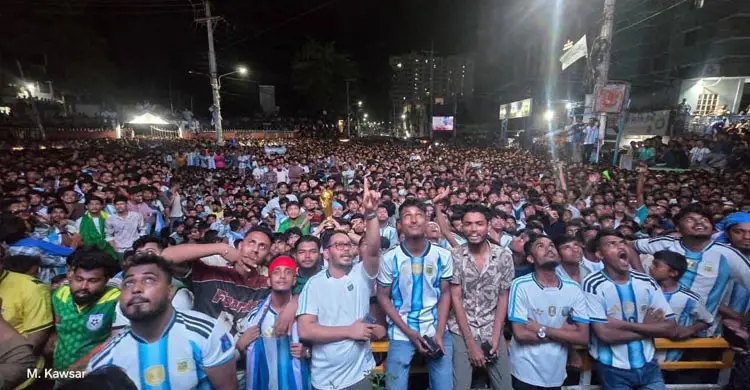 ফেনীতে বড় পর্দায় আর্জেন্টিনার ম্যাচ, দুই ঘণ্টা উৎসবমুখর সড়ক