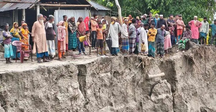 তীব্র ভাঙনে বিলীন হচ্ছে বাড়িঘর, ১১৮ হেক্টর জমির ফসল নষ্ট