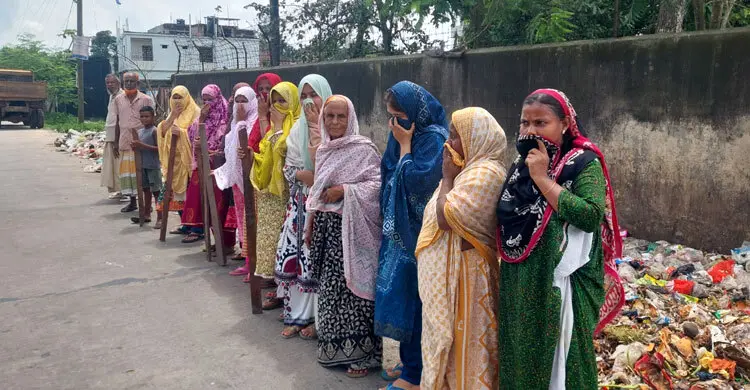 ময়লার ভাগাড় অপসারণের দাবিতে লাঠি হাতে নারীদের বিক্ষোভ