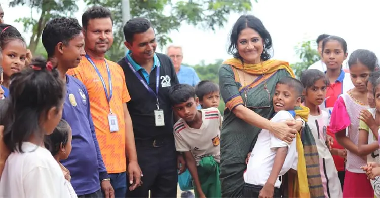 সামাজিক কাজে মাঠপর্যায়ে রুনা খান