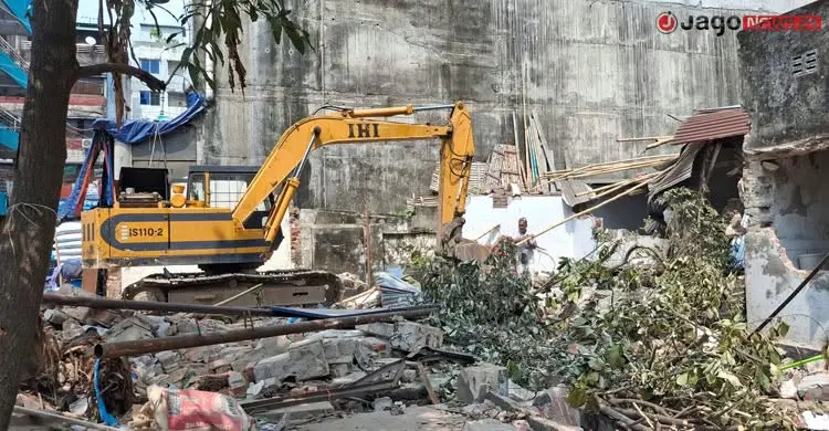 ধ্বংসযজ্ঞের মাঝেও পুলিশ প্রহরায় রাড্ডায় চলছে টিকাদান কার্যক্রম/ছবি: জাগো নিউজ