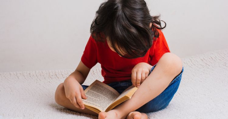 সন্তান বইয়ে আগ্রহ পায় না? জোর না করে এই কৌশলগুলো কাজে লাগান