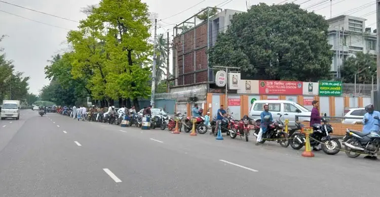 ঈদের দিনও তেল নিতে দীর্ঘ লাইন