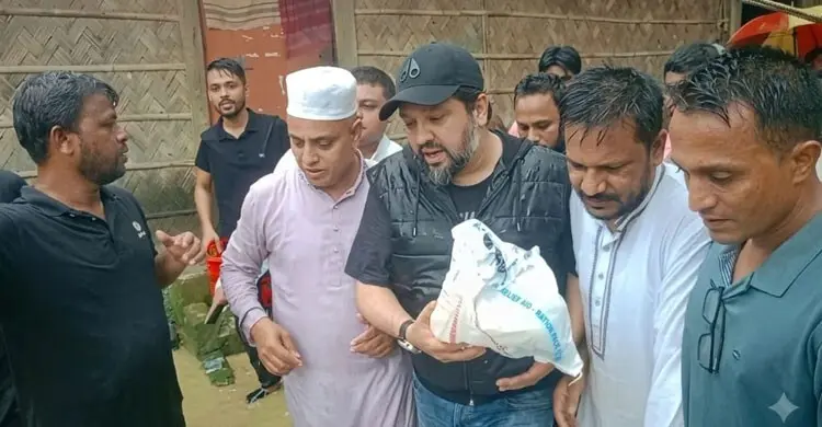 রাউজানে বন্যাদুর্গত মানুষের মধ্যে ত্রাণ বিতরণে হুমাম কাদের