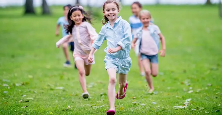 শিশুরা কি আগেভাগেই বয়ঃসন্ধিতে ঢুকে পড়ছে? কিন্তু কেন