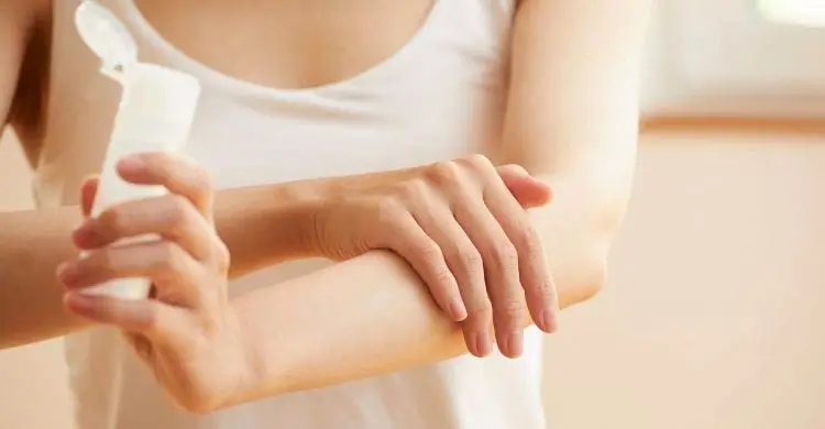 শীতে রুক্ষ হাত-পায়ের যত্নের সেরা সময় রাতের কেয়ার