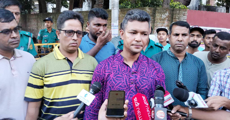 ধানমন্ডি ৩২-এ প্রবেশপথ বন্ধ, উৎসুক জনতাকে ফিরিয়ে দিচ্ছে পুলিশ