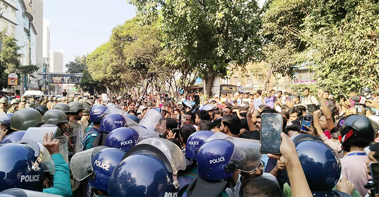 ধানমন্ডি ৩২-এ উত্তেজনা, পরিস্থিতি থমথমে